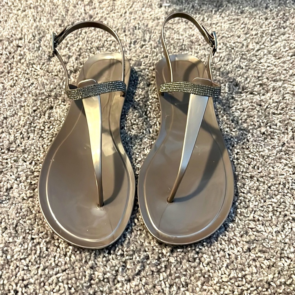 Casual steel colored jelly, Vince Camuto, Size 9